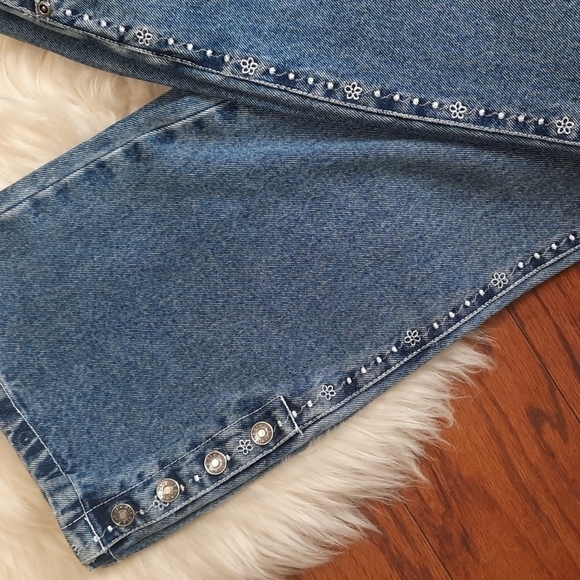 R21 Y2K Highrise Embroidered Button Flare Jeans - Picture 3 of 9